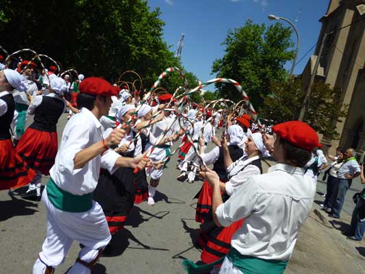 Sunday morning dances: One of the nicest photos from Semana Vasca (photo EuskalKultura.com)